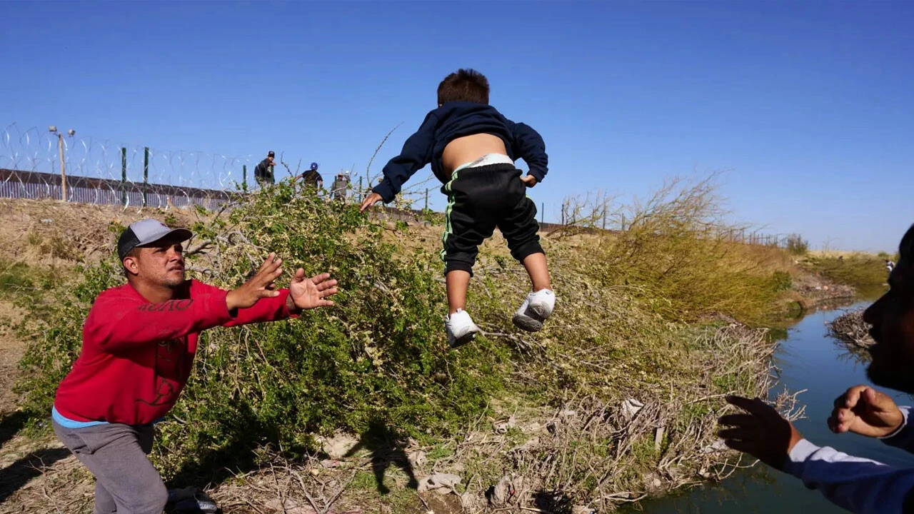 Yalan haberlere inandılar sınıra akın ettiler! Tehlikeli yolculukta nehrin üzerinden çocuklarını attılar