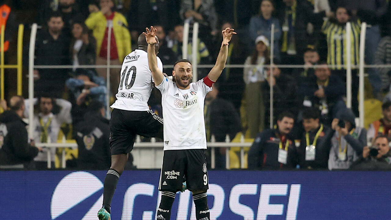 Fenerbahçe tribünlerinde tarihi anlar: Taraftar Cenk Tosun&#039;u alkışladı