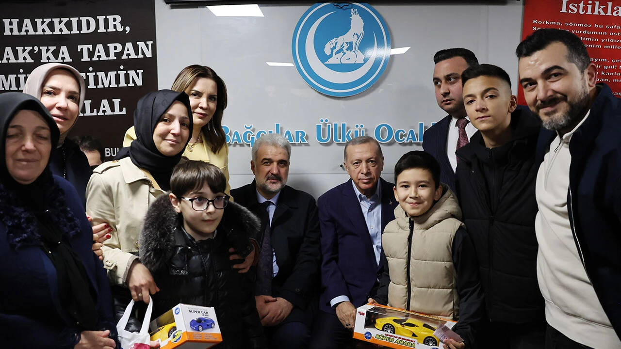 Cumhurbaşkanı Erdoğan'dan Bağcılar Ülkü Ocakları'na ziyaret
