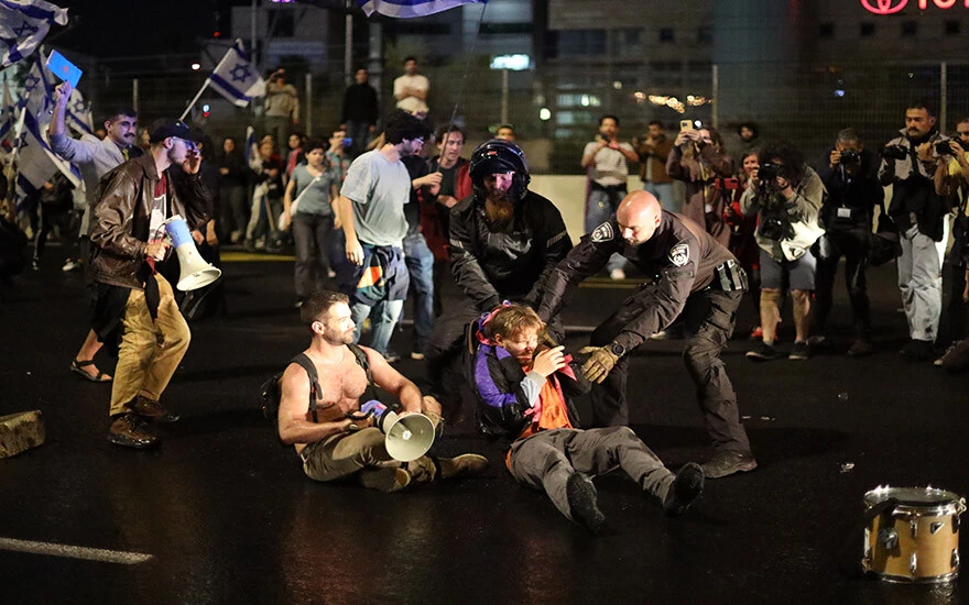 İsrail'de Netanyahu öfkesi dinmiyor! Binler 'geri adım atmak yok' sloganları ile sokakları doldurdu