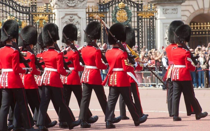 İngiliz saray muhafızları isyanda: Kral sefahat, onlar sefalet içinde