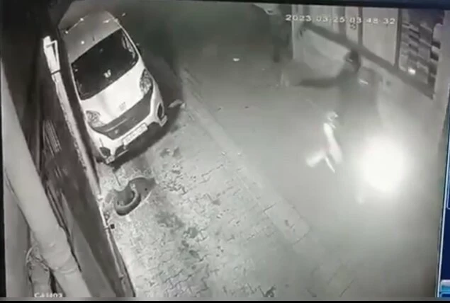 İstanbul’da dehşet anları: Motosikletini yakıp iş yerini kurşunladılar