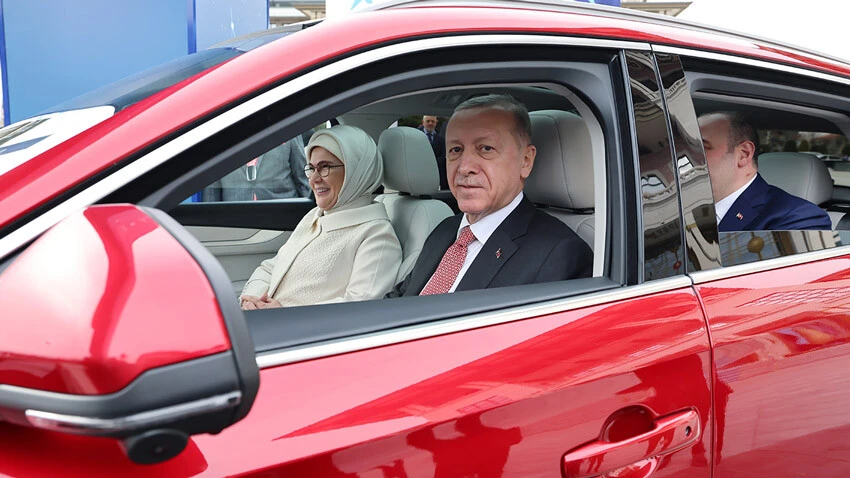 Son dakika: İlk TOGG Cumhurbaşkanı Erdoğan'a teslim edildi! Dikkat çeken plaka detayı...