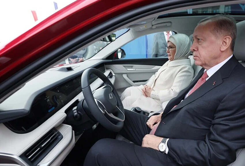 Son dakika: İlk TOGG Cumhurbaşkanı Erdoğan'a teslim edildi! Dikkat çeken plaka detayı...