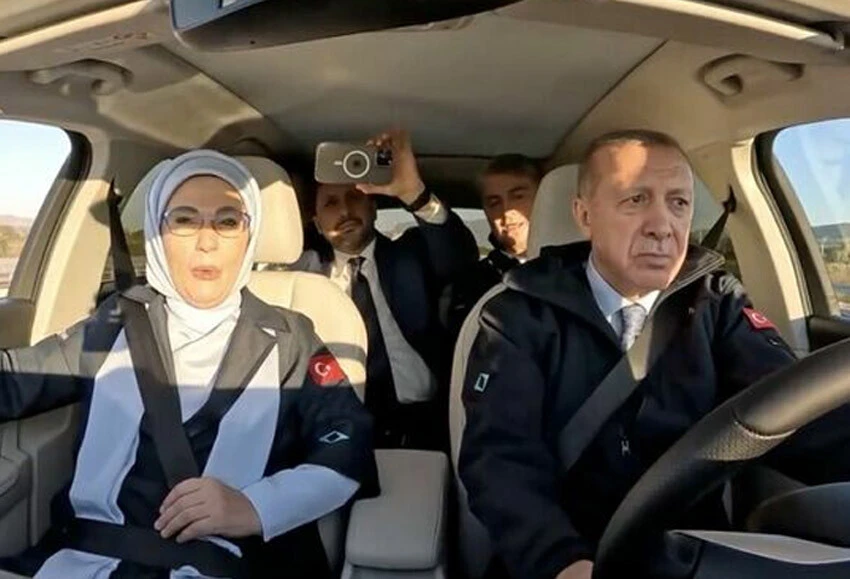 Son dakika: İlk TOGG Cumhurbaşkanı Erdoğan'a teslim edildi! Dikkat çeken plaka detayı...