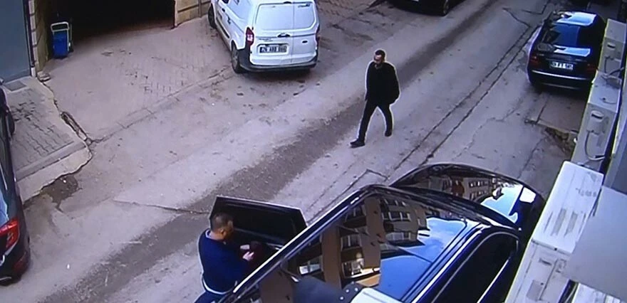 Ağzında sigarayla iş adamını ayağından vurdu! Rahat tavrıyla pes dedirtti!