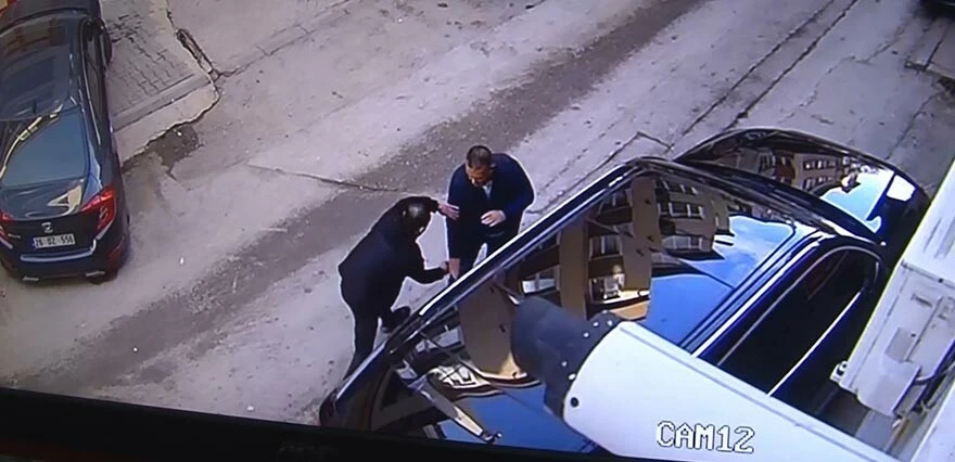 Ağzında sigarayla iş adamını ayağından vurdu! Rahat tavrıyla pes dedirtti!