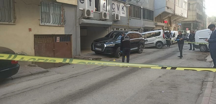 Ağzında sigarayla iş adamını ayağından vurdu! Rahat tavrıyla pes dedirtti!