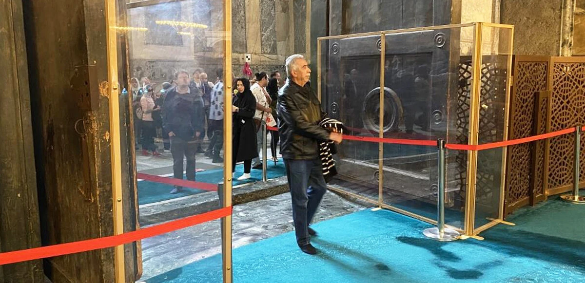 Ayasofya Cami'nin imparator kapısı koruma altında 