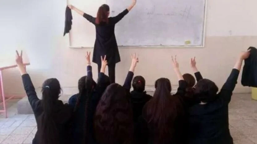 İran'da öğrencilerin eğitimine 'başörtüsü' kısıtlaması: Doğru takmayan eğitim alamayacak