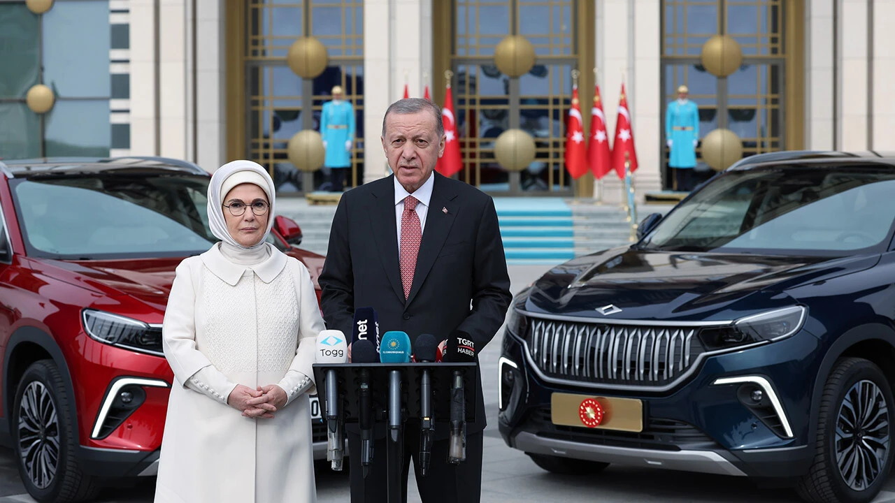 Son dakika: İlk TOGG Cumhurbaşkanı Erdoğan'a teslim edildi! Dikkat çeken plaka detayı...