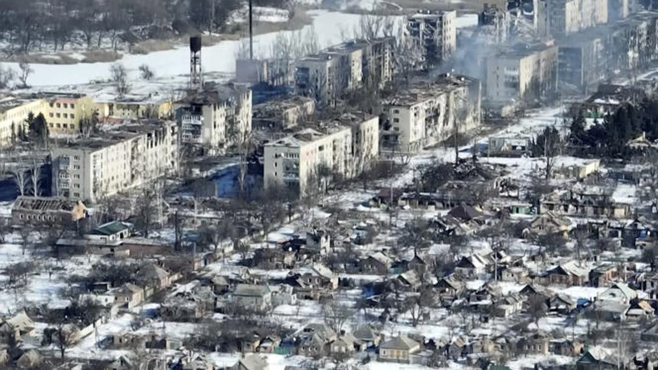 Ukrayna'nın 'Doğudaki son kalesi' Bakhmut'a Rus bayrağı dikildi iddiası! Görüntüler kafa karıştırdı