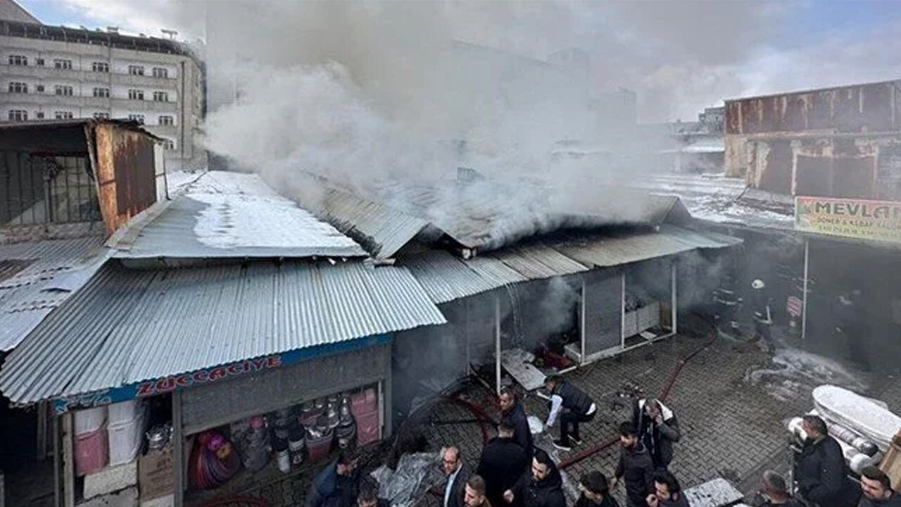 Van&#039;daki halk pazarında korkunç yangın! Çok sayıda dükkan hasar gördü