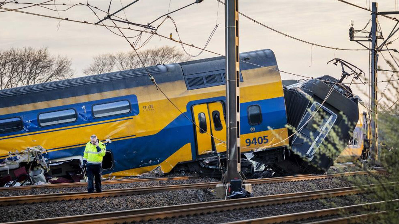 Hollanda&#039;da yolcu treni raydan çıktı: 1 ölü, 30 yaralı