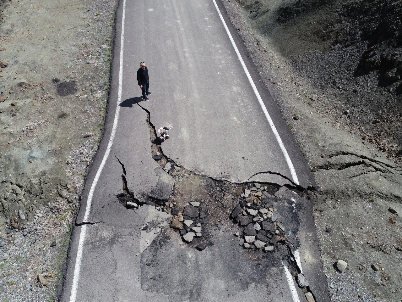Bingöl'de heyelan yolu parçaladı: Üç noktada yarıklar ve çökme var