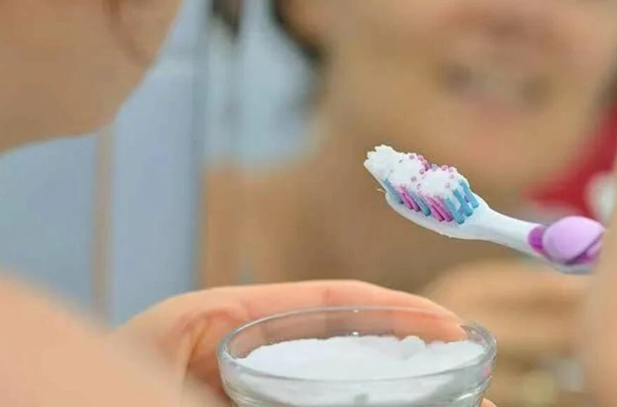 Binlerce TL ödemeyin! Evdeki malzemeleri kullanın; bembeyaz dişlere ve harika bir gülümsemeye sahip olun! İşte evde diş beyazlatma yöntemleri…