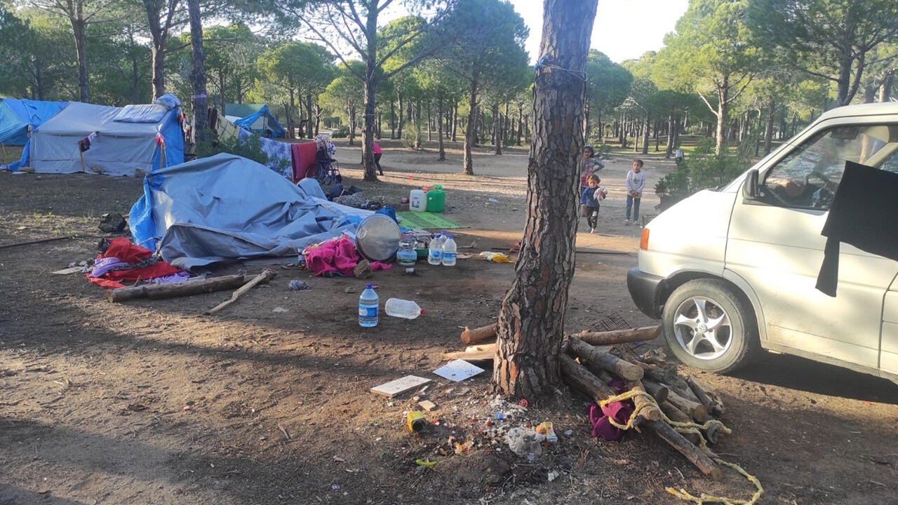 Antalya&#039;da felaketten dönüldü! 2 yaşındaki bebek arabayı çalıştırdı, çadırın içine daldı