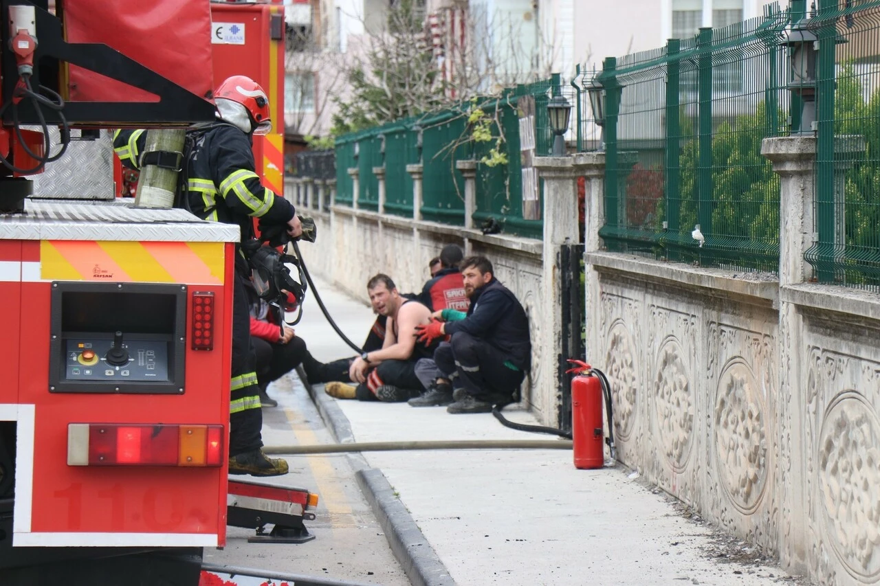 Arkadaşlarının gözyaşları yürekleri burktu... Sakarya'da genç itfaiye eri alevlerin arasında kalarak hayatını kaybetti