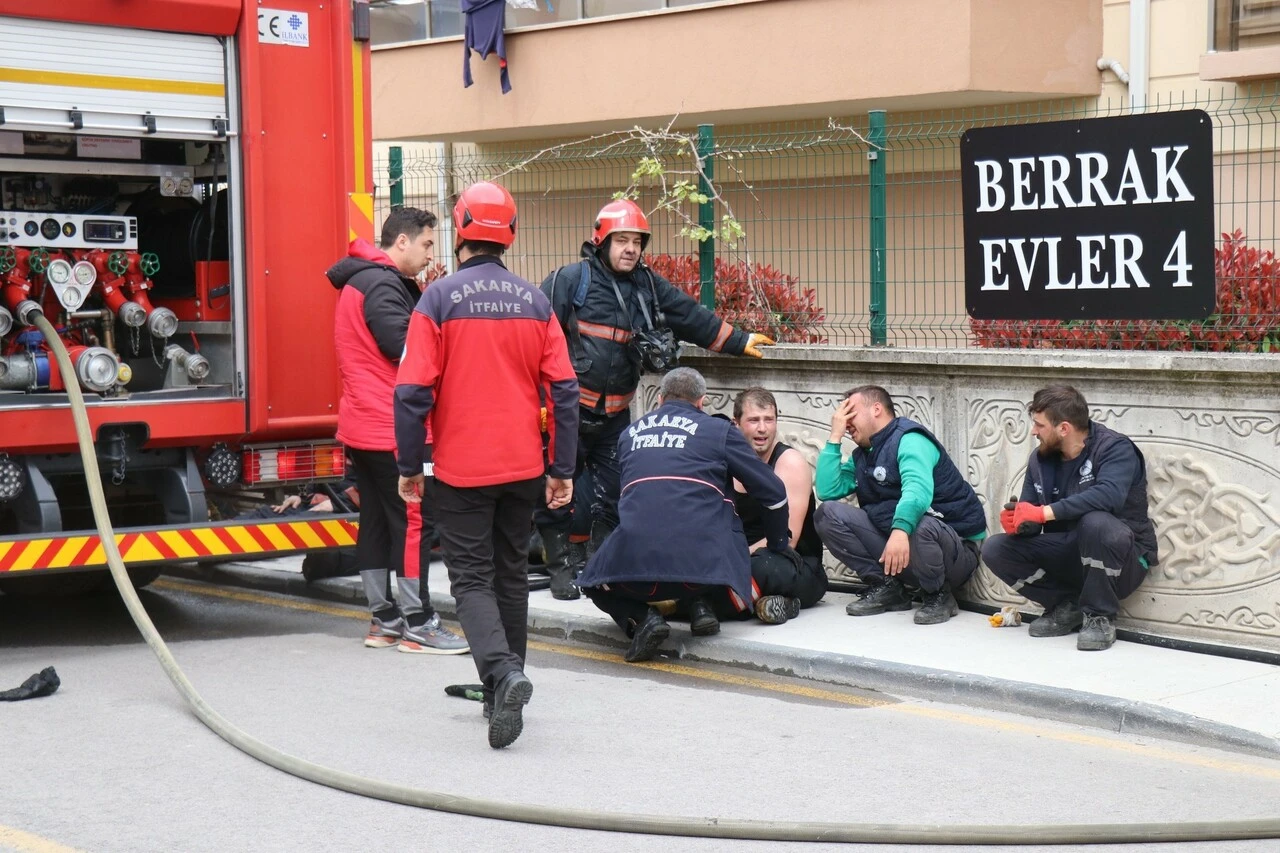 Arkadaşlarının gözyaşları yürekleri burktu... Sakarya'da genç itfaiye eri alevlerin arasında kalarak hayatını kaybetti