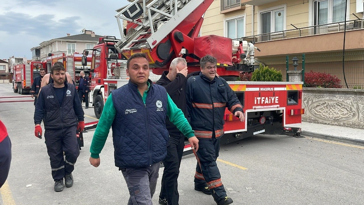Arkadaşlarının gözyaşları yürekleri burktu... Sakarya'da genç itfaiye eri alevlerin arasında kalarak hayatını kaybetti