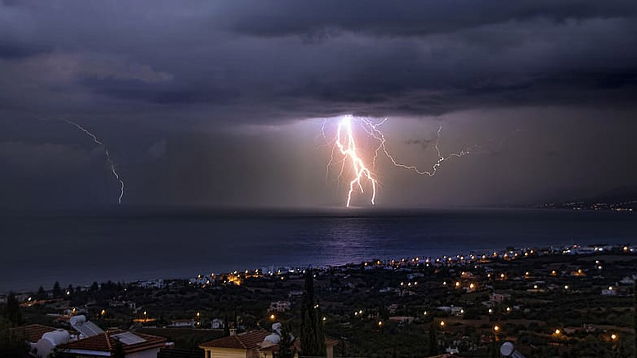 Meteoroloji&#039;nin işaret ettiği gün geldi... Gök gürültüsü ve şimşekler karanlık havayı aydınlatacak! Sağanak çok kuvvetli geliyor