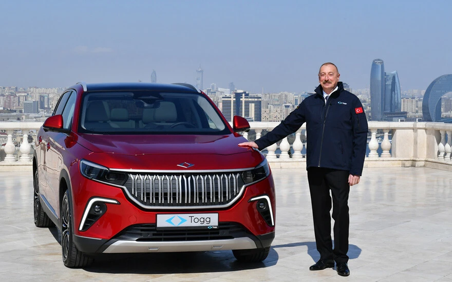 İkinci Togg 'Gardaş'a... Aliyev aracını teslim aldı