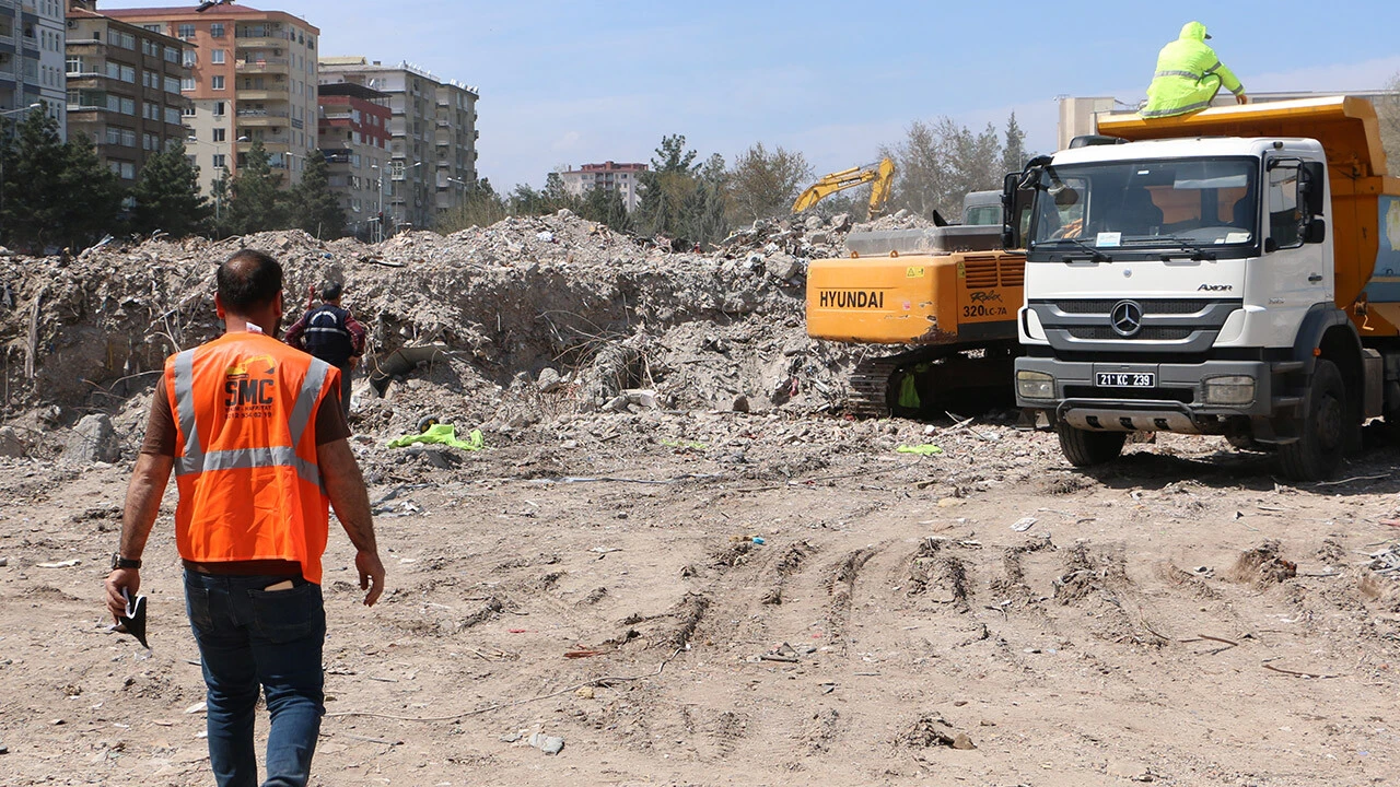 Enkazdan çıkarılan çelik kasa sahibine teslim edildi
