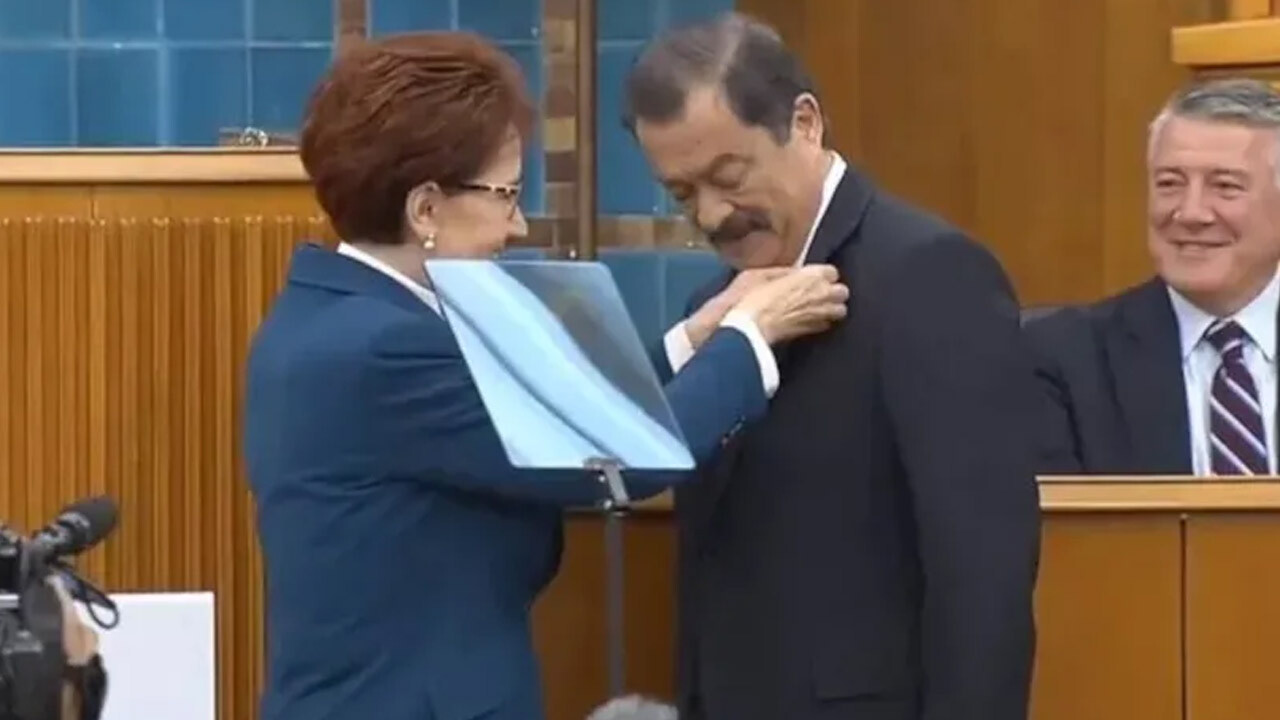 Eski bakan Lütfullah Kayalar İYİ Parti&#039;ye katıldı! Rozetini Meral Akşener taktı