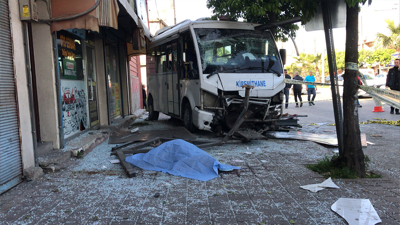 Adana&#039;da dolmuş durağa girdi: Ölü ve yaralılar var