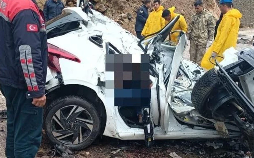Son dakika! Adana'da otomobilin üstüne kaya düştü: 4 öğretmen hayatını kaybetti