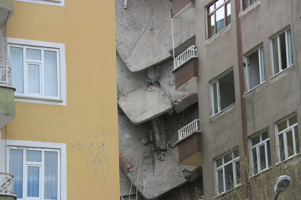 Diyarbakır’da ağır hasarlı bina çöktü, çevresindeki okul tahliye edildi