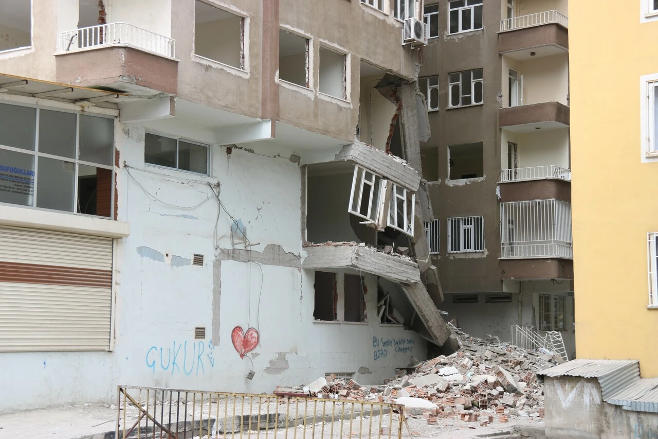 Diyarbakır’da ağır hasarlı bina çöktü, çevresindeki okul tahliye edildi