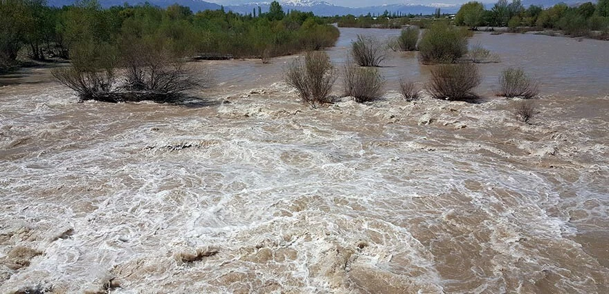 Eriyen kar suları nehirlerin debisini yükseltti