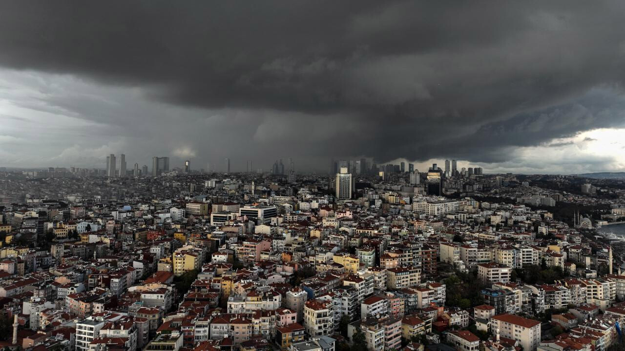 Kara bulutlar gökyüzünü kapladı! Sağanak ve fırtına için Meteoroloji saat vererek uyardı (6 Nisan 2023 hava durumu)