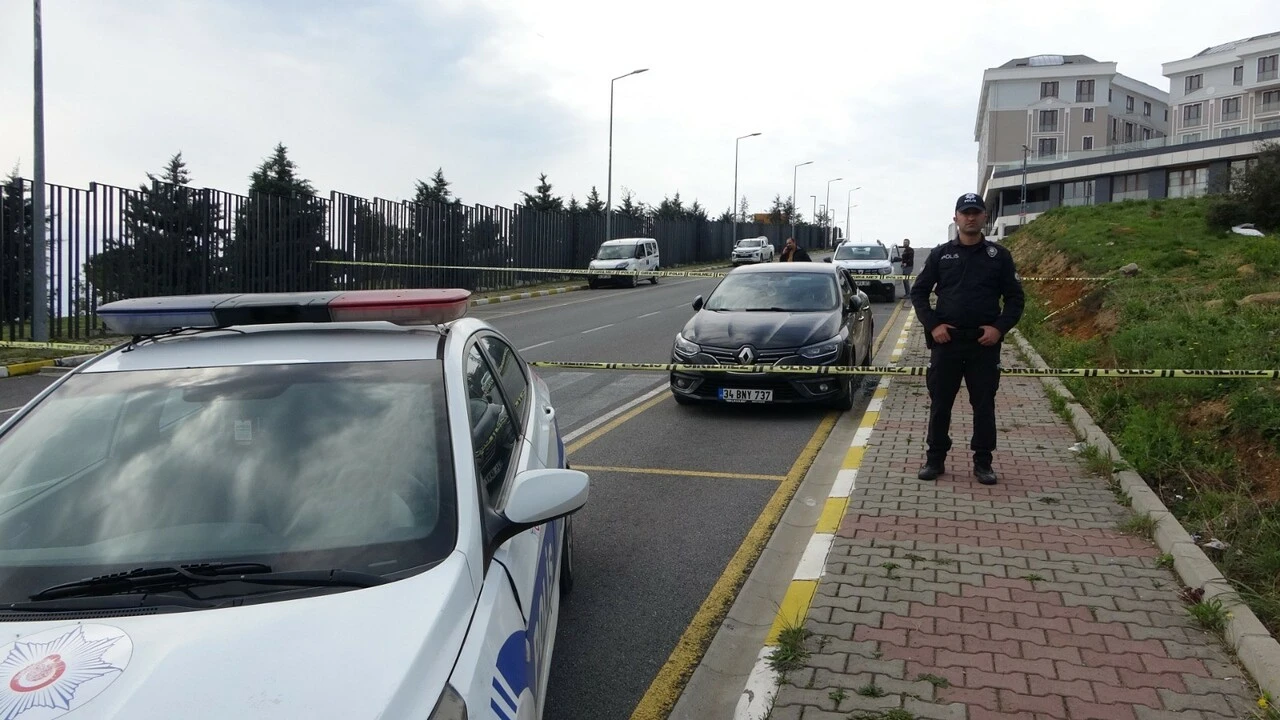 Pendik'te otomobile ateş açıldı; 1 ölü, 1 yaralı