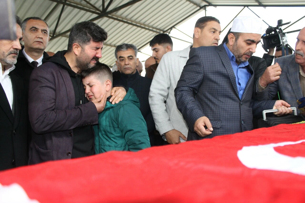 Oğlu ve eşi ayakta zor durdu... <a href=