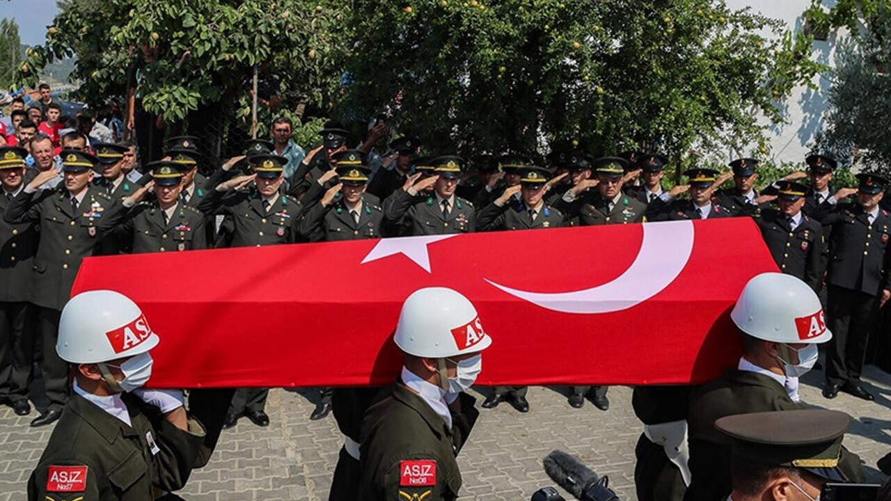 Trafik kazasına müdahale ederken araba çarpan astsubaydan acı haber geldi