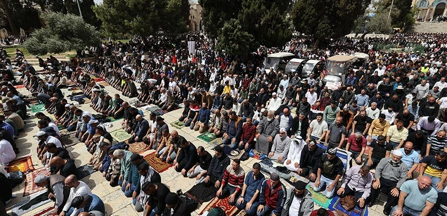 Mescid-i Aksa’da ramazan ayının üçüncü cuma namazı! 130 bin kişi saf tuttu...