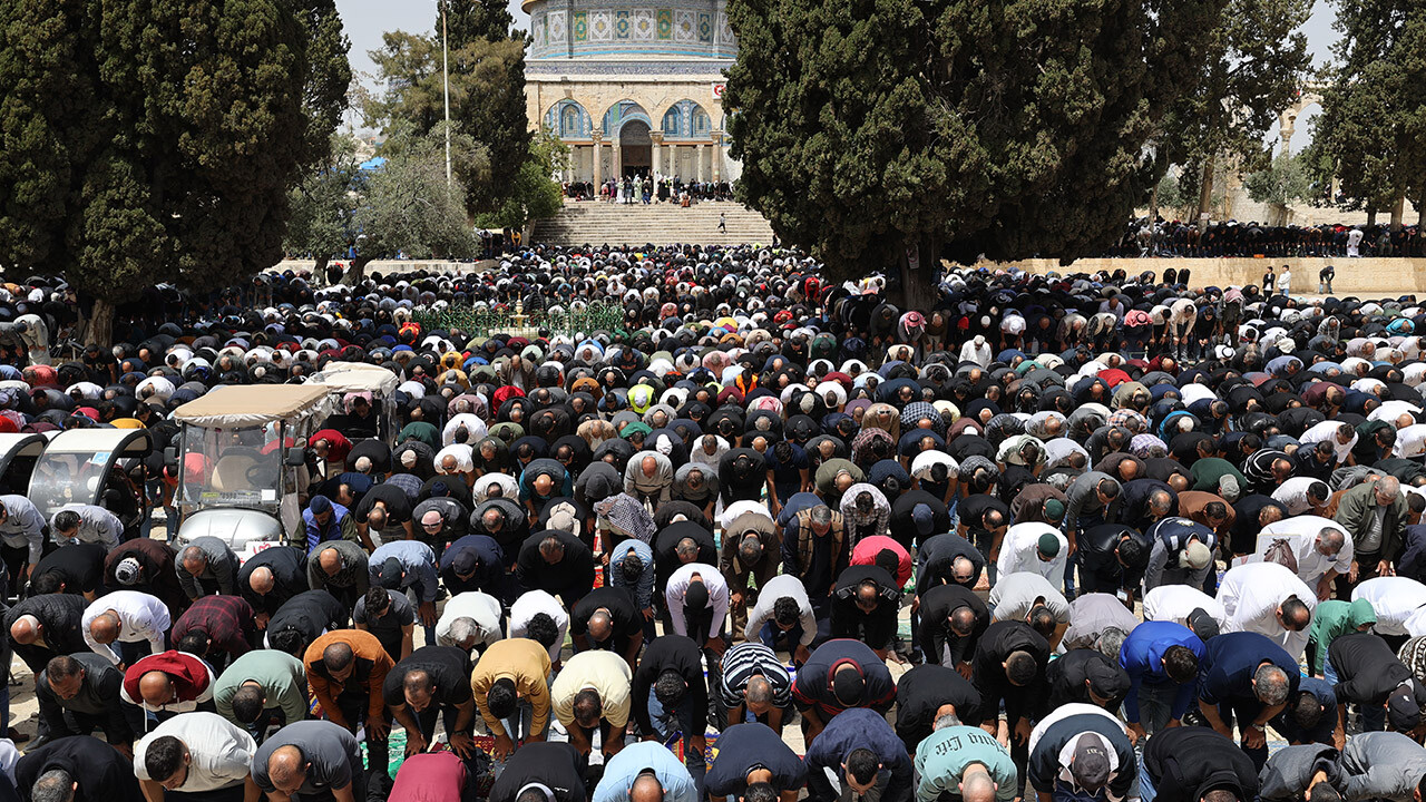 Mescid-i Aksa’da ramazan ayının üçüncü cuma namazı! 130 bin kişi saf tuttu...