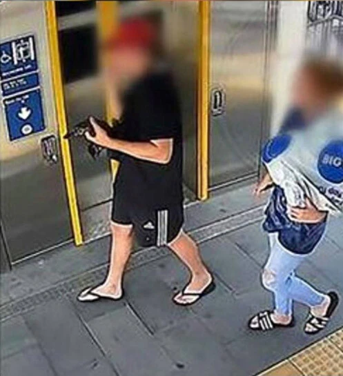 Polis trene ornitorenkle binen adamın peşine düştü! Adam bulundu hayvan kayıp