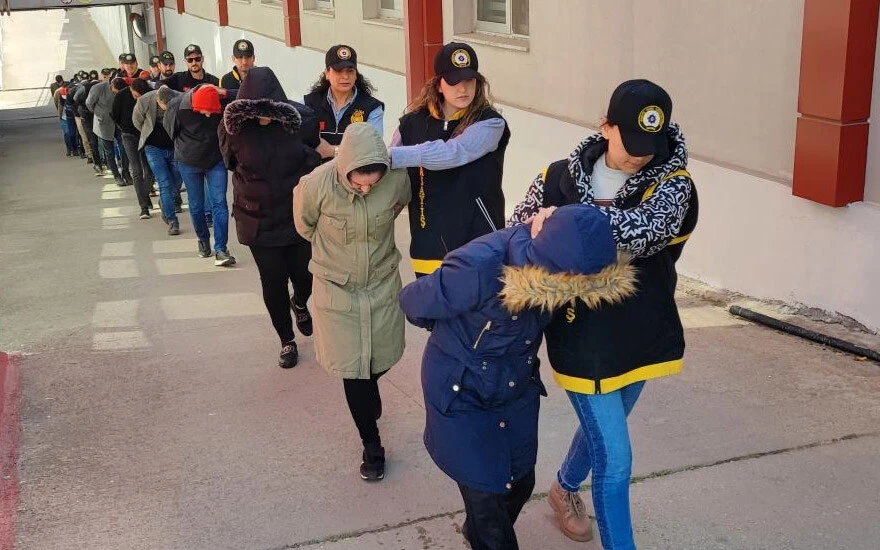 Şifre: İneği otlatın! Milyonlarca liralık vurgun yapan 'sahte polis' çetesi çökertildi