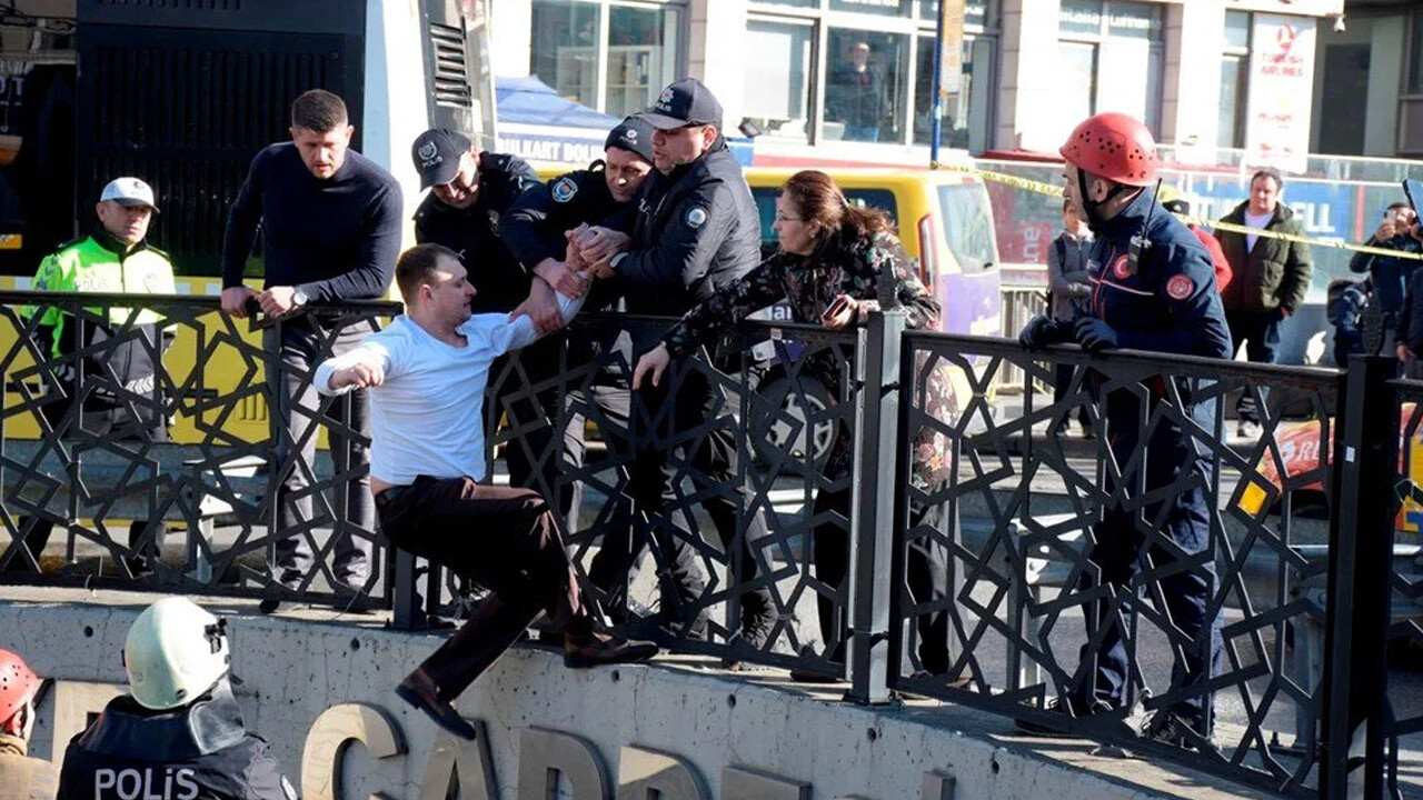 Taksim&#039;de hareketli dakikalar: Ukraynalı eski polis, savaşı protesto etmek için intihar girişiminde bulundu