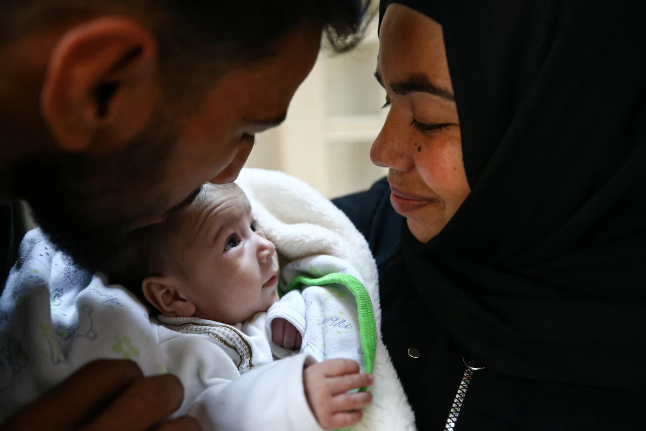 Depreme kuvözde yakalanan Meryem bebek, 2 ay sonra ailesine kavuştu!