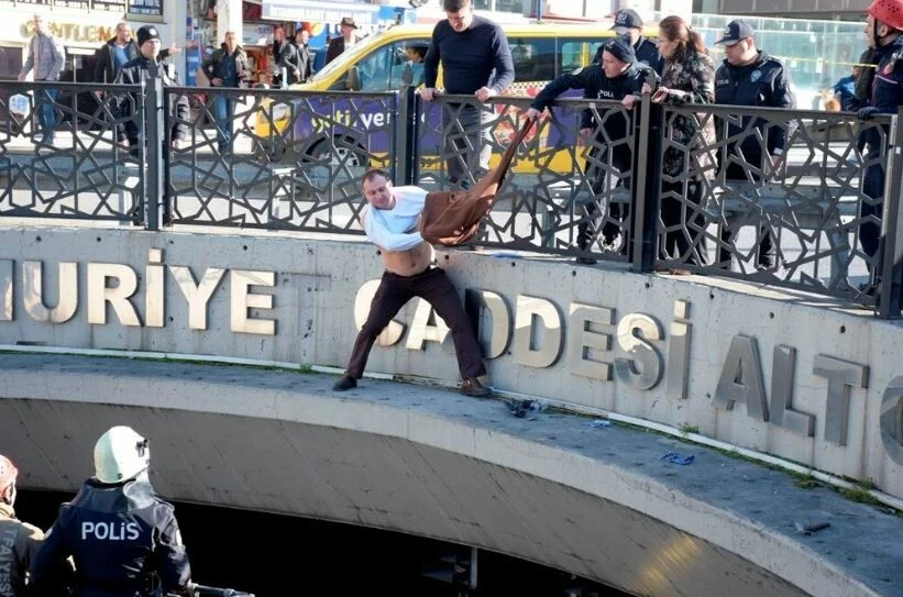 Taksim'de hareketli dakikalar: Ukraynalı eski polis, savaşı protesto etmek için intihar girişiminde bulundu