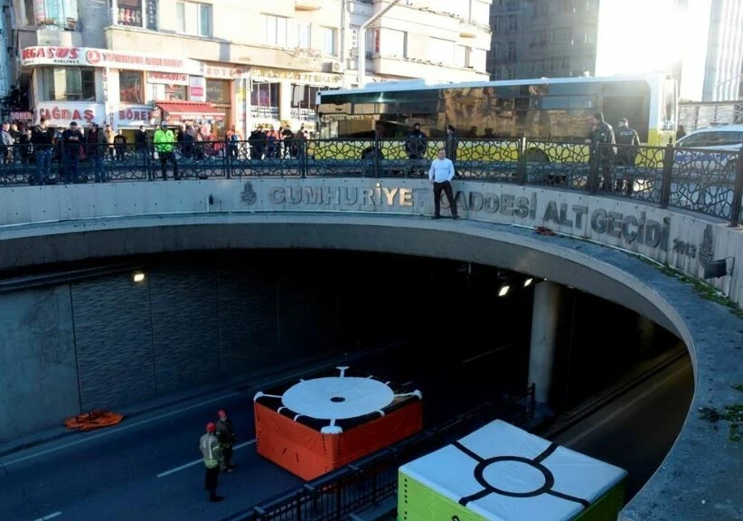 Taksim'de hareketli dakikalar: Ukraynalı eski polis, savaşı protesto etmek için intihar girişiminde bulundu