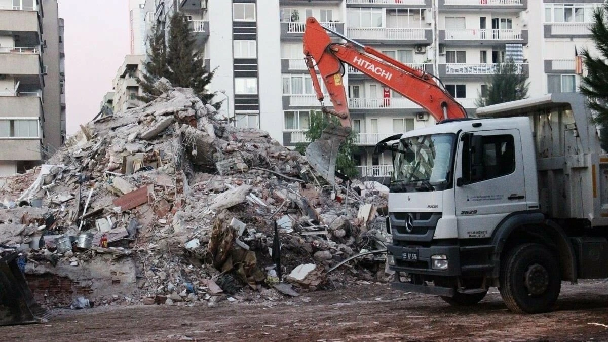 İzmir 30 kişiye mezar oldu... <a href=