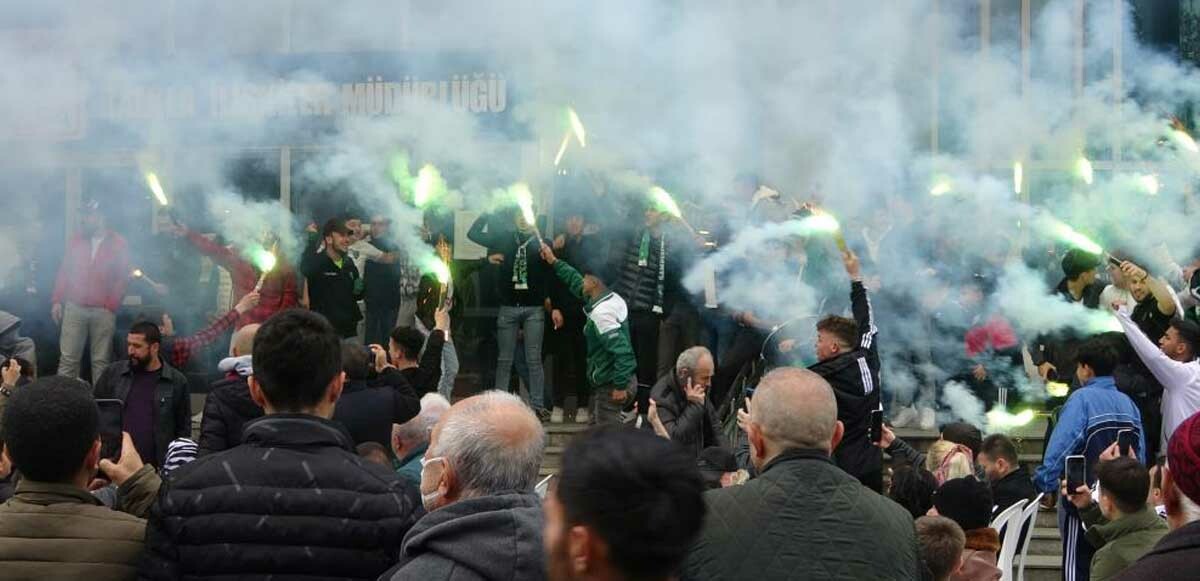 Kocaelispor taraftarı kent merkezini stadyuma çevirdi