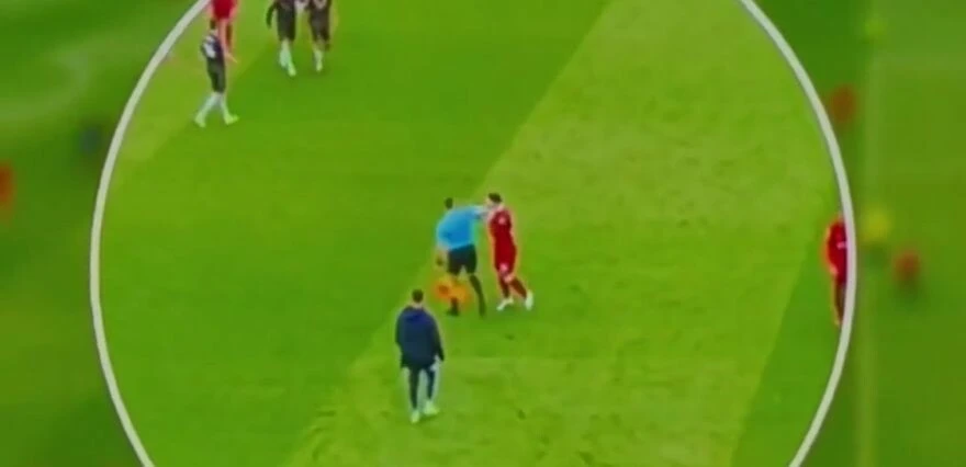 Liverpool - Arsenal derbisinde skandal hakem hareketi... Oyuncuya dirsek attı!