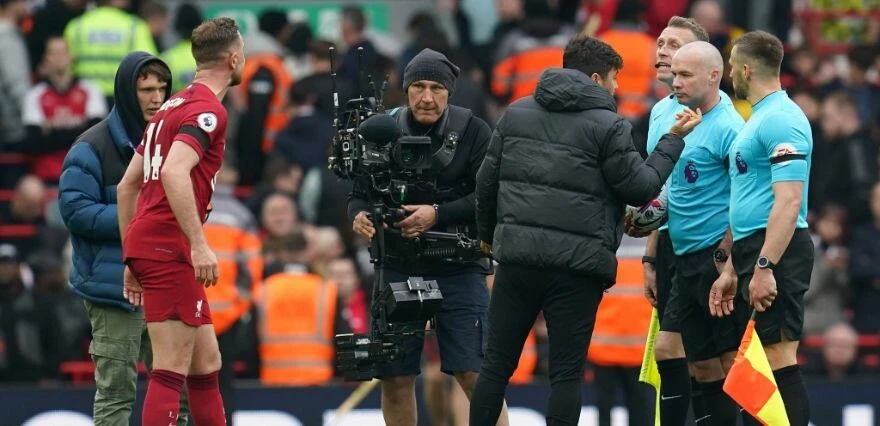 Liverpool - Arsenal derbisinde skandal hakem hareketi... Oyuncuya dirsek attı!