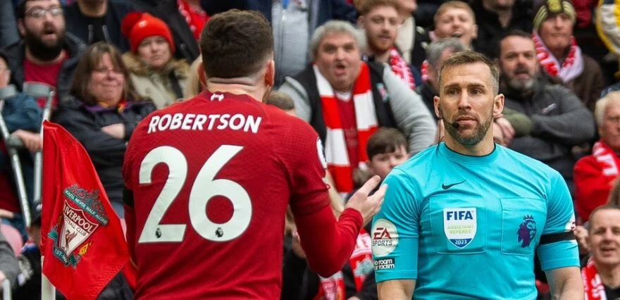 Liverpool - Arsenal derbisinde skandal hakem hareketi... Oyuncuya dirsek attı!